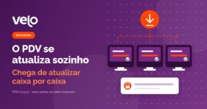 Atualização automática do PDV: ilustração de três caixas da loja recebendo a mesma versão nova ao mesmo tempo, sem ninguém passar máquina por máquina